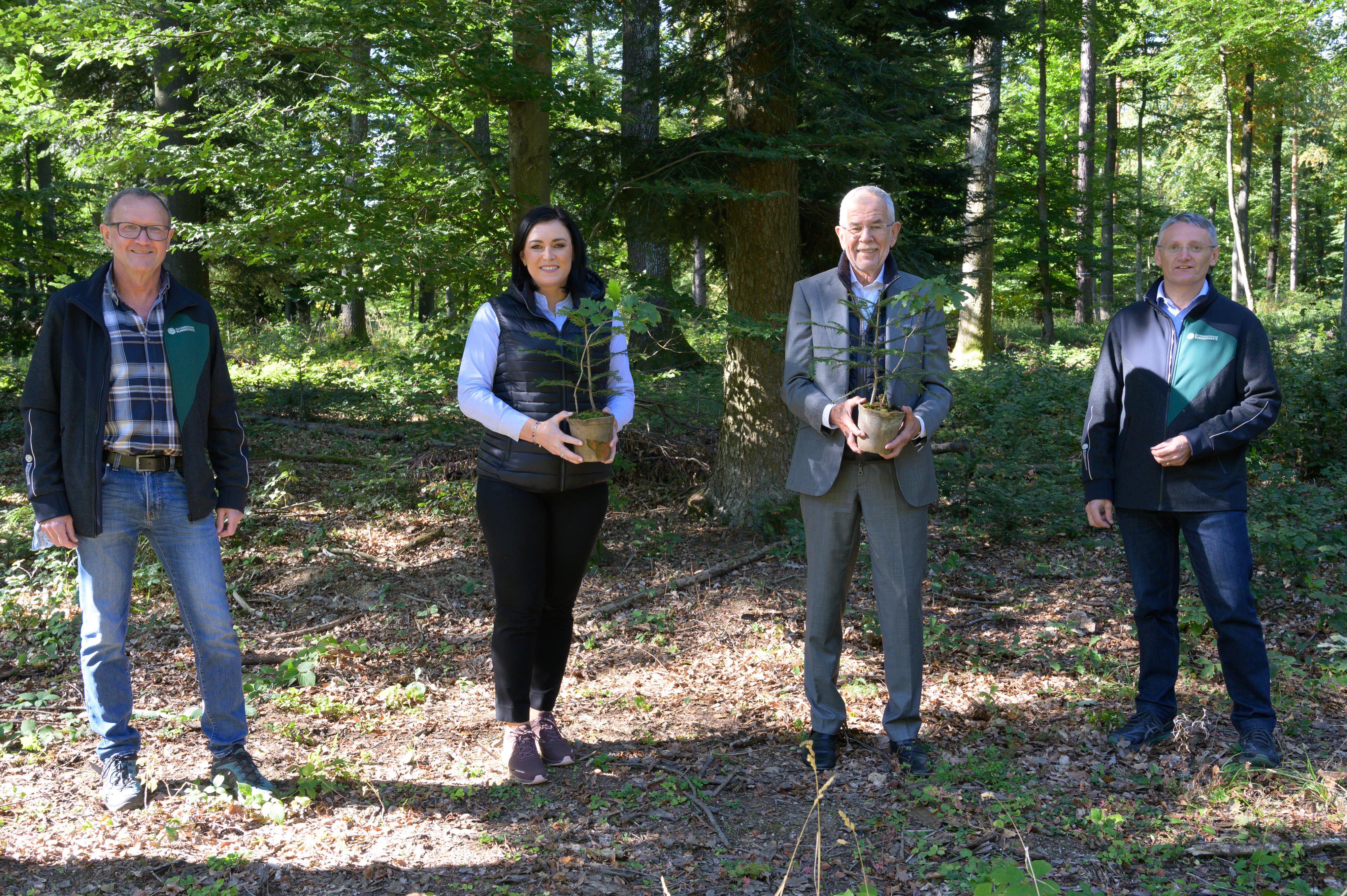 Zu Besuch im Wald der Zukunft der Bundesforste: V.l.n.r.: ÖBf-Vorstand Rudolf Freidhager, Bundesministerin Elisabeth Köstinger, Bundespräsident Alexander Van der Bellen, ÖBf-Vorstand Georg Schöppl (c) ÖBf-Archiv/Frank Helmrich