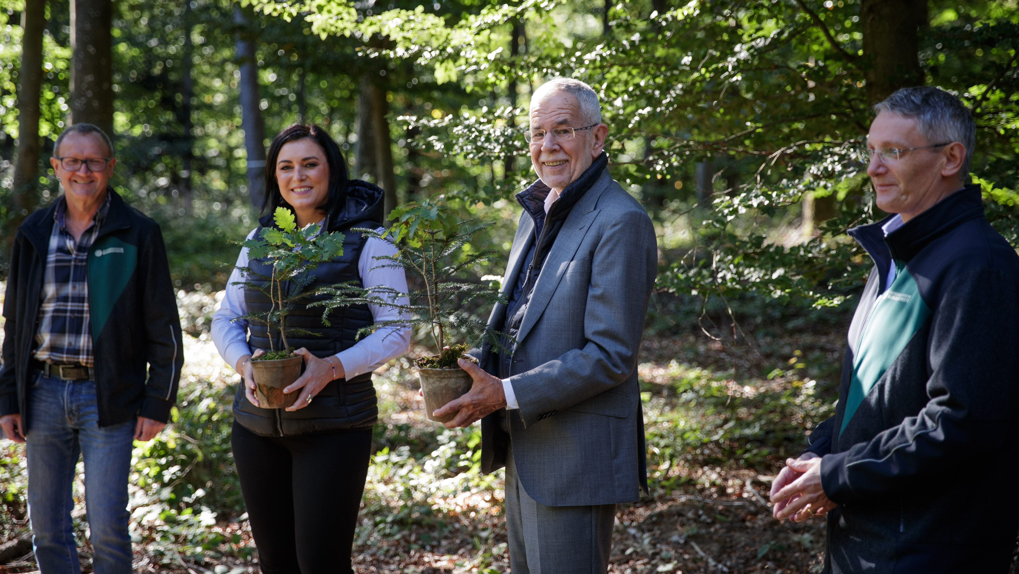 Zu Besuch im Wald der Zukunft der Bundesforste. V.l.n.r.: ÖBf-Vorstand Rudolf Freidhager, Bundesministerin Elisabeth Köstinger, Bundespräsident Alexander Van der Bellen, ÖBf-Vorstand Georg Schöppl (c) Peter Lechner