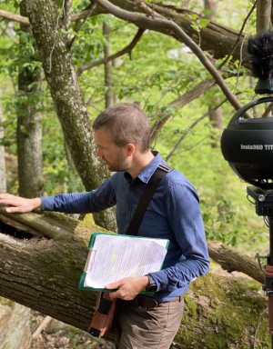 Hinter den Kulissen: Naturraummanager Stefan Schörghuber beim Dreh in einer Wald-Wildnis mitten im Wirtschaftswald